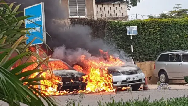 जलती हुई कारें