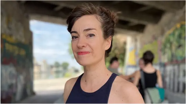 奥莱丽亚·胡特（Aurelia Huot）为法律倡导组织“巴黎团结协会”工作。