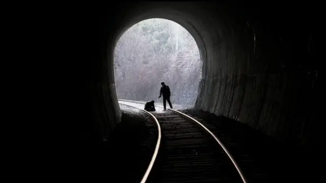 خاطرات یک قتل، اولین باری بود که نام بونگ جون هو را سر زبان منتقدها انداخت؛ حتی این داستان واقعی قتل‌هایی زنجیره‌ای در کره جنوبی دهه هشتاد هم از گزند حس طنز عجیب بنگ جون هو در امان نبود