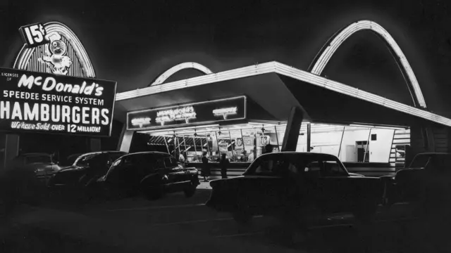 Una réplica del primer McDonald's
