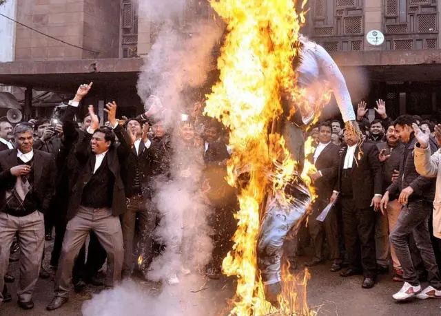 1998ની ઘટનાને લઈને જાન્યુઆરી 2015માં કિરણ બેદીના વિરોધમાં પૂતળાદહન કરી રહેલા વકીલો