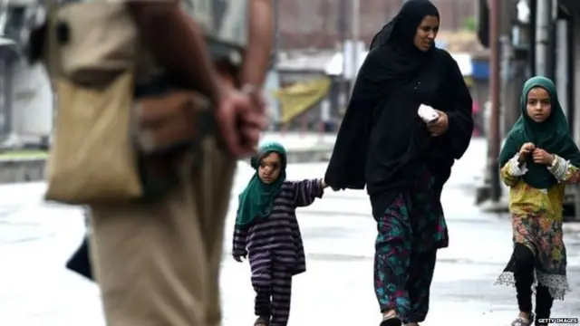 कश्मीर में स्कूल बस पर पथराव