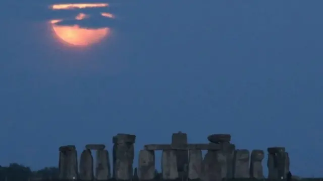 Super Blood Moon terlihat di Stonehenge, Inggris.