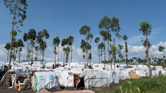 Image de tentes dans un grand camp près de Sake pour les personnes qui ont fui leurs villages.