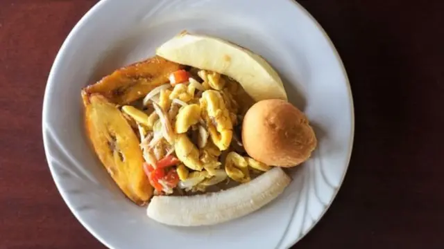 L'ackee et le poisson salé sont souvent servis avec des accompagnements tels que des fruits d'arbre à pain rôtis, du johnnycake et des plantains frits.