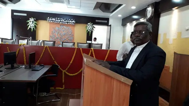 ముఖ్యమంత్రి క్యాంపు కార్యాలయంలో ఏర్పాటు చేసిన హైకోర్టు ప్రధాన ధర్మాసనం హాలులో న్యాయవాది నంబూరి శ్రీమన్నారాయణ