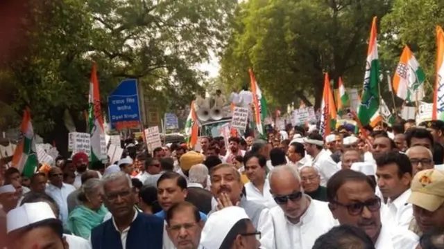 प्रदर्शन में जुटे नेता