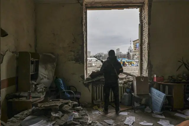우크라이나 방위군이 1일 하르키우 정부청사 안에 서 있다