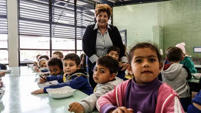 Elizabeth Castor com crianças no Centro Educacional João Paulo 2º