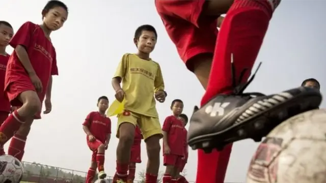 Ông Hui là người thành lập Trường Bóng đá Quốc tế Evergrande