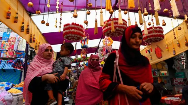 Mutane na tafiya a wani ƙayataccen wuri da ake bikin Maulidin murnar zagayowar ranar haihuwar Annabi Muhammad a Lahore, Pakistan a ranar 29 ga watan Oktoba 2020.