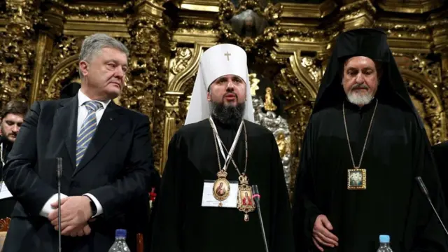 Президент Петр Порошенко, митрополит Епифаний и председатель собора, представитель Вселенского патриарха митрополит Галльский Эммануил