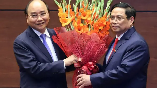 Tân Thủ tướng VN ông Phạm Minh Chính (phải)