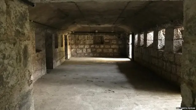 वाड्यात अनेक भुयारी मार्ग असलेले दिसून येतात.