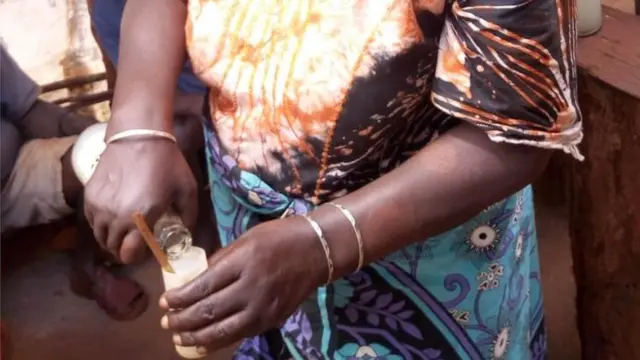 Pombe ya mnazi ikipimwa kwenye bilauri