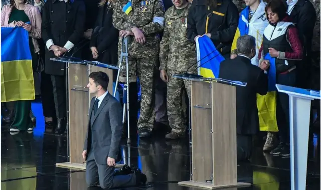 Зеленський і Порошенко на колінах