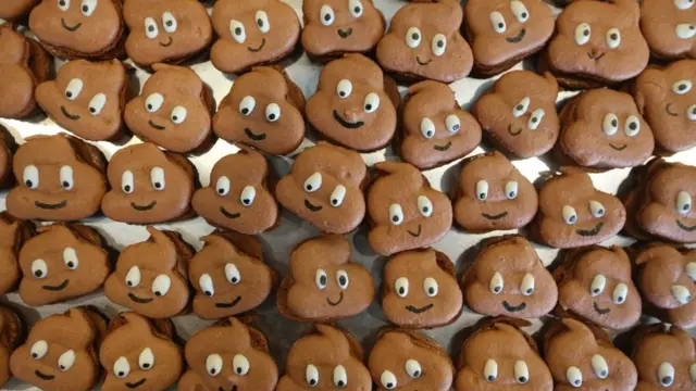 Galletas con forma del emoji de caca.