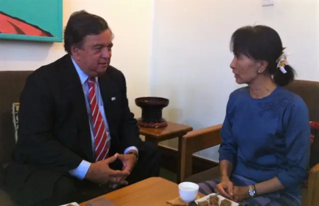 ရစ်ချတ်ဆန်နဲ့ ဒေါ်အောင်ဆန်းစုကြည်