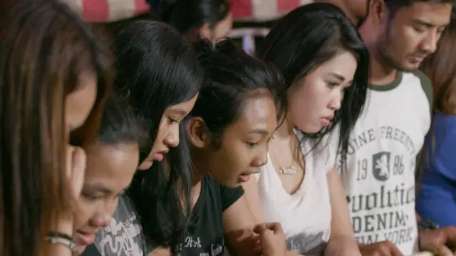 Dumbalarida oyinchoq bolgan erkaklar