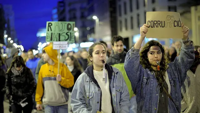 Manifestación en Barcelona contra el Partido Popular por su supuesta financiación irregular.