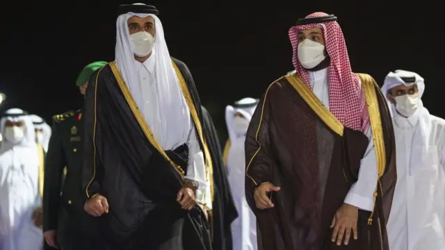 ولي العهد السعودي محمد بن سلمان لدى استقباله أمير قطر تميم بن حمد آل تاني في مطار جدة في مايو/ أيار الماضي