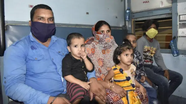 రాయలసీమ జిల్లాల నుంచి రైళ్ళలో సొంత ఊళ్ళకు పయనమైన వలస కార్మికులు