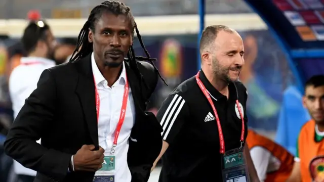Le sélectionneur sénégalais Aliou Cisse (à gauche) et le sélectionneur algérien Djamel Belmadi avant le match Kenya-Tanzanie.