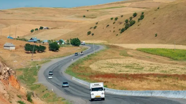 Ош-Жалал-Абад унаа жолу Кемпир-Абад суу сактагычынын жанынан өтөт