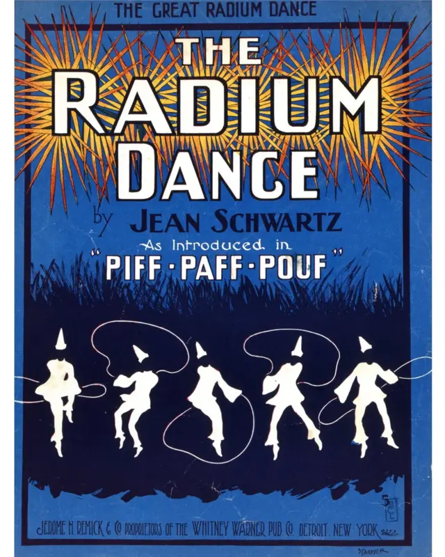 À l'aube des années 1900, la "radio-mania" a captivé la culture, inspirant la musique et les produits de consommation