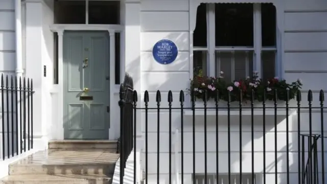 Iki cyapa cyo ku muhanda wa 42 Oakley Street ni icyo guha icyubahiro aho Marley yabaye n'itsinda rye ry'abaririmbyi rya Wailers mu mwaka wa 1977