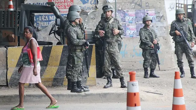 Mulher passa por militares na Maré,bonus galera bet como funciona2014