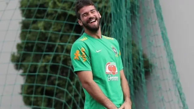 El portero brasileño Alisson Becker