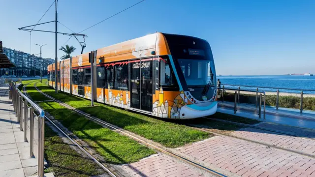 해안 도시 해안가를 지나는 트램