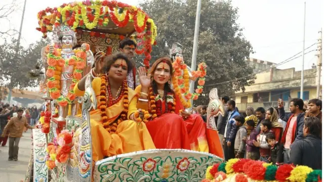 कुंभामध्ये असा रथातून प्रवेश केला जातो.