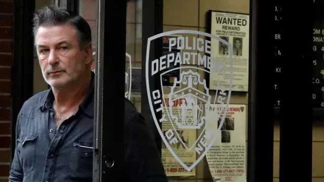 Alec Baldwin saliendo del Departamento de Policía de NY en 2018