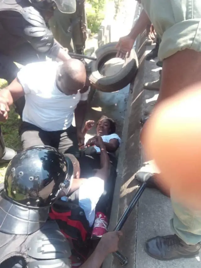 Supporters of dis opposition lawyer dey para wit #FreeMicheleNdoki #FreeAllArrested sake of how police molest her on Saturday.