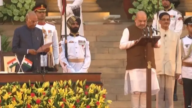 अमित शहा शपथ घेताना