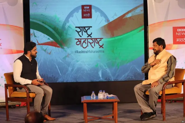 केंद्रीय सामाजिक न्याय राज्यमंत्री रामदास आठवले यांच्याशी चर्चा करताना बीबीसीचे नीलेश धोत्रे