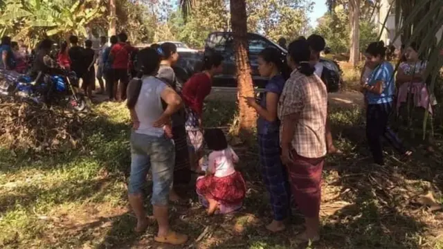 အဲဒီထွက်ပြေးကြတဲ့ စစ်ရှောင်တွေက ဘုရားသုံးဆူ - ဆန်ခရဘူရီ ကားလမ်းဘေး ထိုင်းဘက်က ဘုန်းကြီး ကျောင်းတွေမှာ ခိုလှုံနေရတယ်လို့ မွန်ပြည်သစ်ပါတီဘက်က သိရပါတယ်။