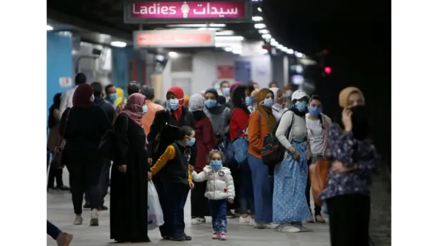 نساء في محطة للمترو في القاهرة