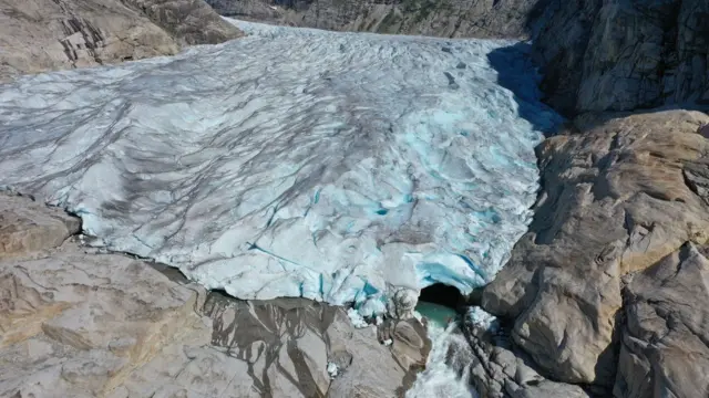 பனிப்பாறைகளும், பனிக்குமிழ்களும் வேகமாக உருகிவிடும்.