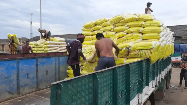 కాకినాడ పోర్టులోని నౌకలలోకి చేరుతున్న బియ్యం సంచులు
