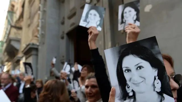 डॅफ्नी कॅरुआना गॅलिझिया यांना न्याय मिळावा म्हणून निदर्शन करताना लोक