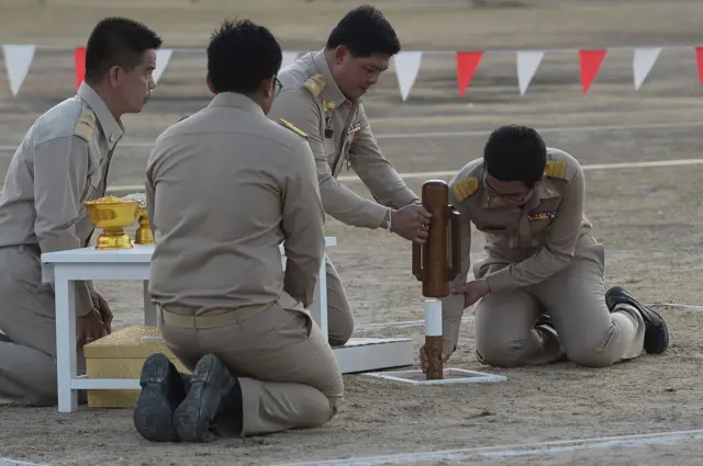 พิธีปักหมุด, โบราณพระราชประเพณี, พระเมรุมาศ, พระราชพิธีถวายพระเพลิงพระบรมศพ, พระบาทสมเด็จพระปรมินทรมหาภูมิพลอดุลยเดช, กรมศิลปากร, กระทรวงวัฒนธรรม
