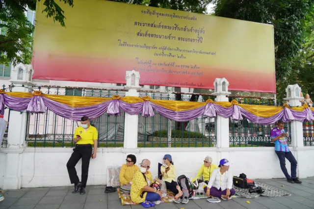 ประชาชนกลุ่มนี้มาปักหลักรอเฝ้ารับเสด็จฯ ตั้งแต่ 12.30 น.