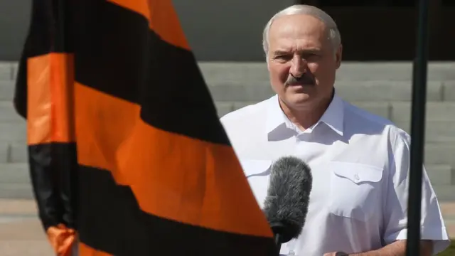 Лукашенко і георгіївський прапор