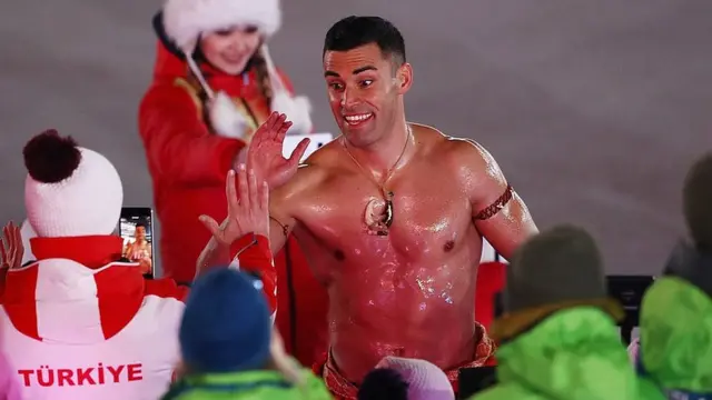 El abanderado de Toga Pita Taufatofua con el torso desnudo en la ceremonia de inauguración de PyeongChang 2018 el 9 de febrero. (Foto: Lars Baron/Getty Images)