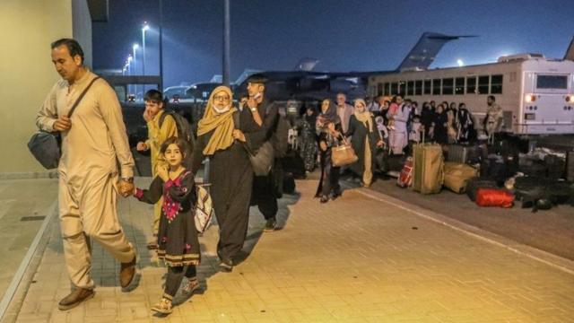 أشخاص تم إجلاؤهم من أفغانستان لدى وصولهم إلى قاعدة العيديد الأميركية في قطر.