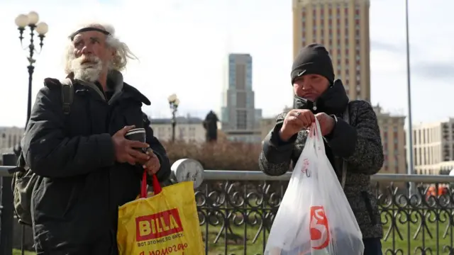 бездомные мужчина и женщина