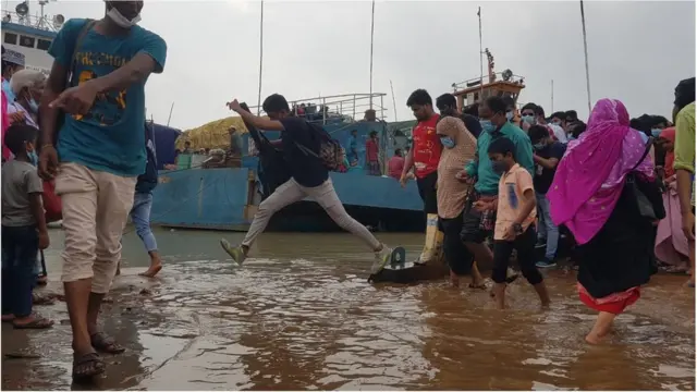 ঘাটে পানি উঠেছে কিন্তু দুর্ভোগ ঠেলেই যাচ্ছে মানুষ